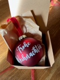Weihnachtskugel Frohe Weihnachten 8cm rot matt